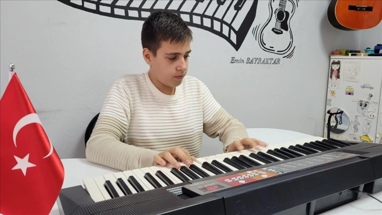 Otizmli Tarık Arda, dünyasını müzikle renklendiriyor