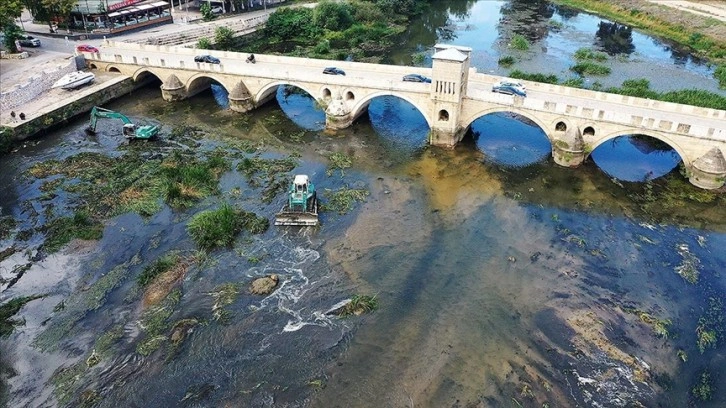 Otla kaplanan Tunca Nehri'nde temizlik çalışması başlatıldı