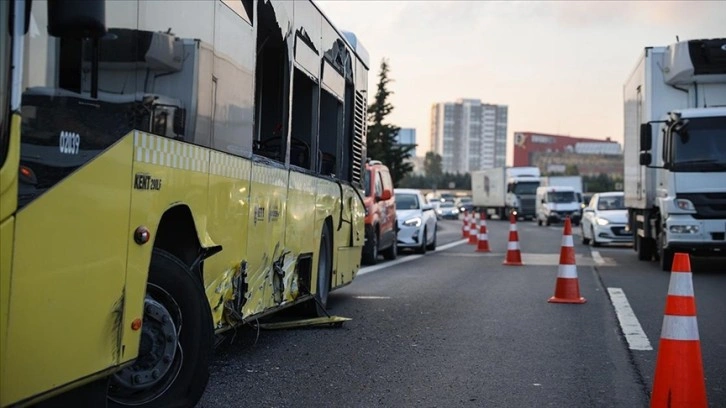 Otoyolda arızalanan İETT otobüsüne çarpan meyve yüklü kamyon devrildi