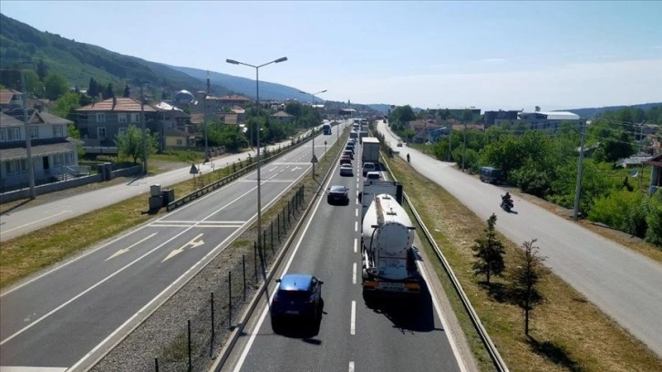 Otoyolun Bolu Dağı geçişindeki bakım çalışması D-100'de akıcı yoğunluk oluşturdu