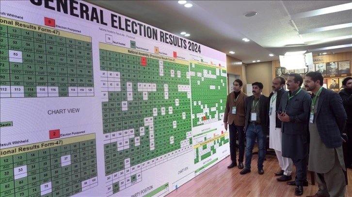 Oy sayımının sürdüğü Pakistan'daki seçimlerde sonuçlar gelmeye devam ediyor