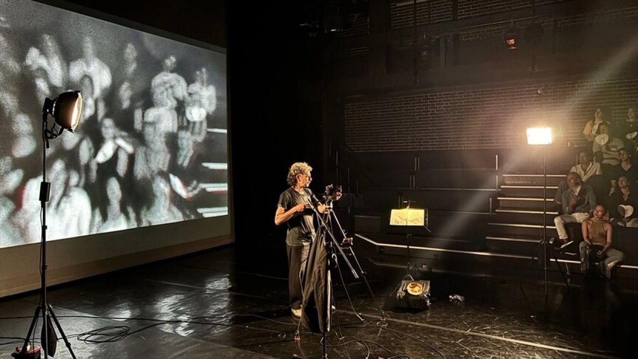 Oyuncu ve y&ouml;netmen Mehmet Ali Nuroğlu'nun tek kişilik performansı "D&uuml;nyada" Londra 