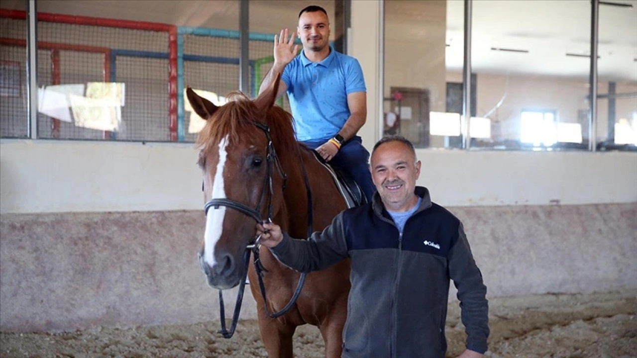 Özel gereksinimli bireyler "Sen De Gel" projesi sayesinde atlı terapiyle buluştu
