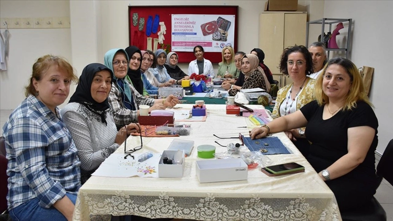 Özel gereksinimli bireylerin anneleri takı tasarımının inceliklerini öğreniyor