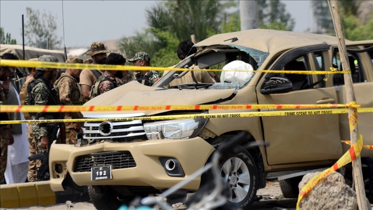 Pakistan'da güvenlik güçlerinin aracına yapılan saldırıda 7 asker hayatını kaybetti
