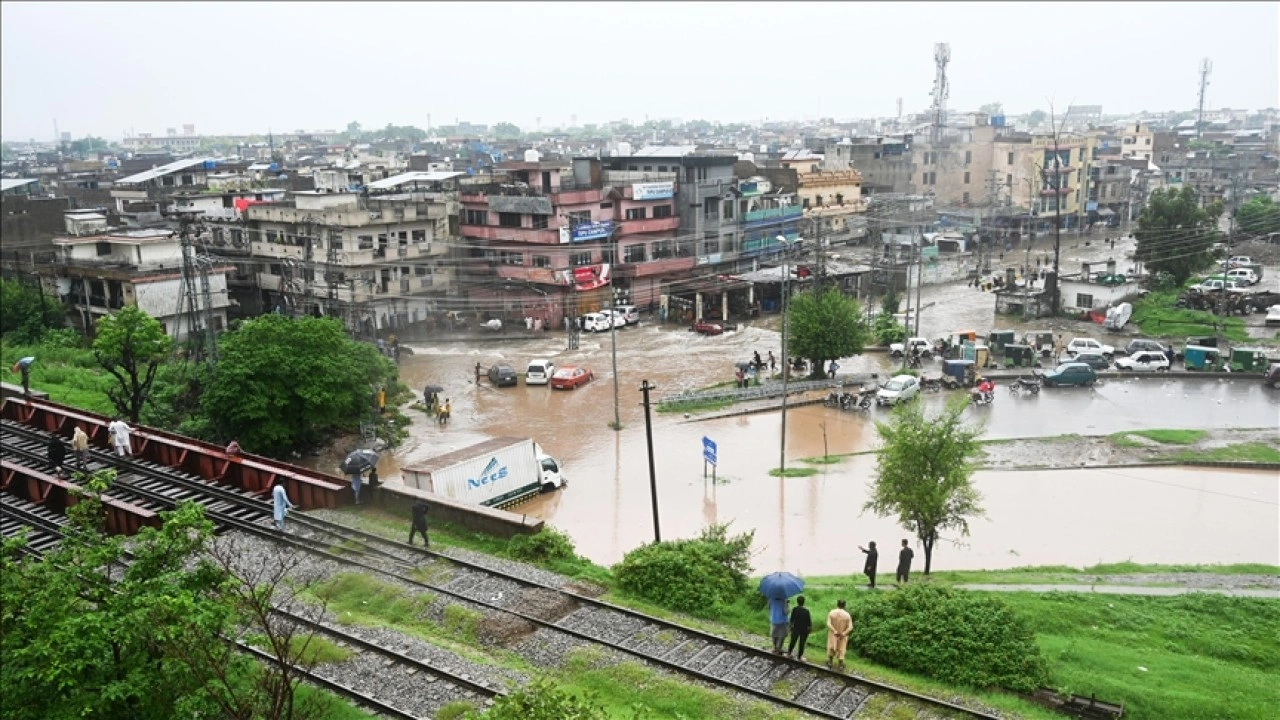 Pakistan'da haziran sonundan bu yana süren muson yağışlarında can kaybı 221'e yükseldi