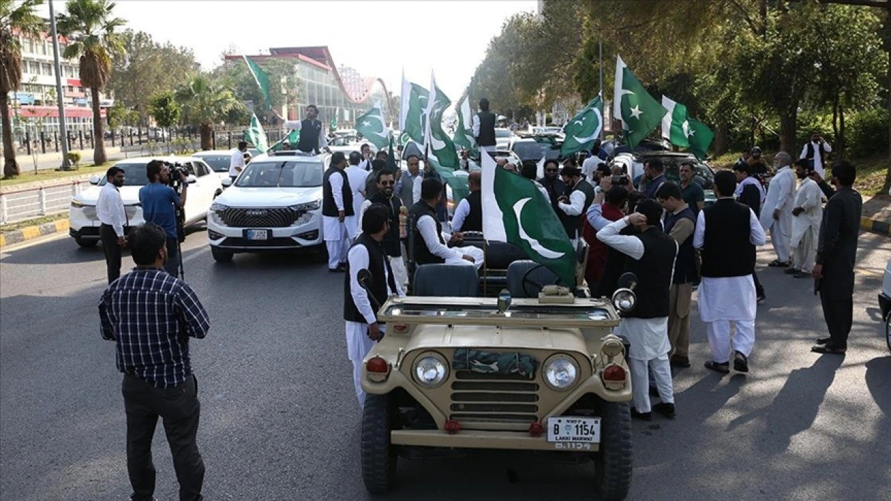 Pakistan'da, Hindistan ile yapılan ateşkesin ardından orduya destek gösterileri düzenleniyor