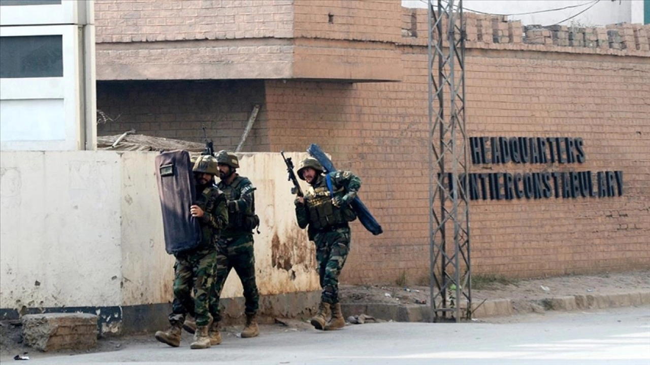 Pakistan'da jandarma karakoluna saldıran teröristlerin etkisiz hale getirildiği bildirildi