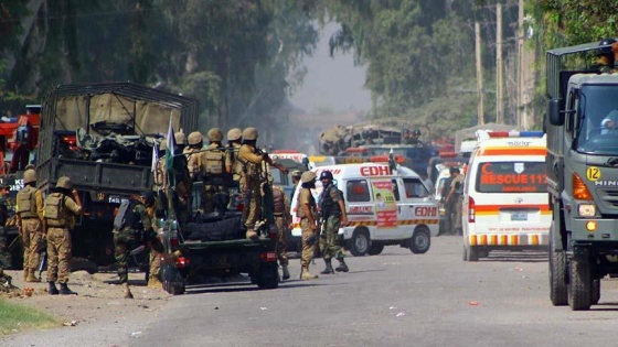 Pakistan'da polis aracına saldırı: 2 ölü