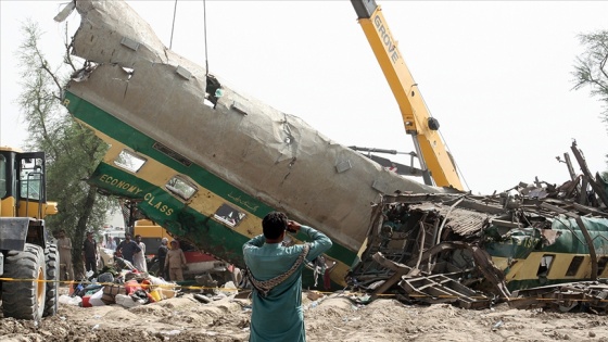 Pakistan'daki tren kazasında ölenlerin sayısı 62'ye yükseldi