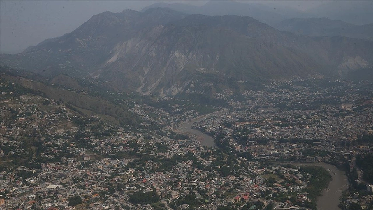 Pakistan, Hindistan'ın iddialarını çürütmek için gazetecileri Keşmir sınırına götürdü