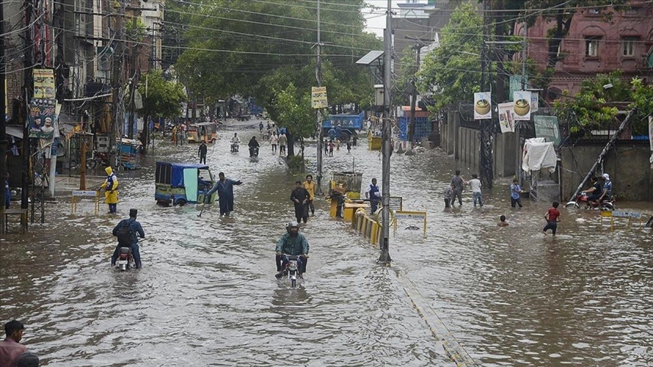 Pakistan'ın bazı bölgelerinde şiddetli yağışların yol açtığı sellerde 11 kişi öldü