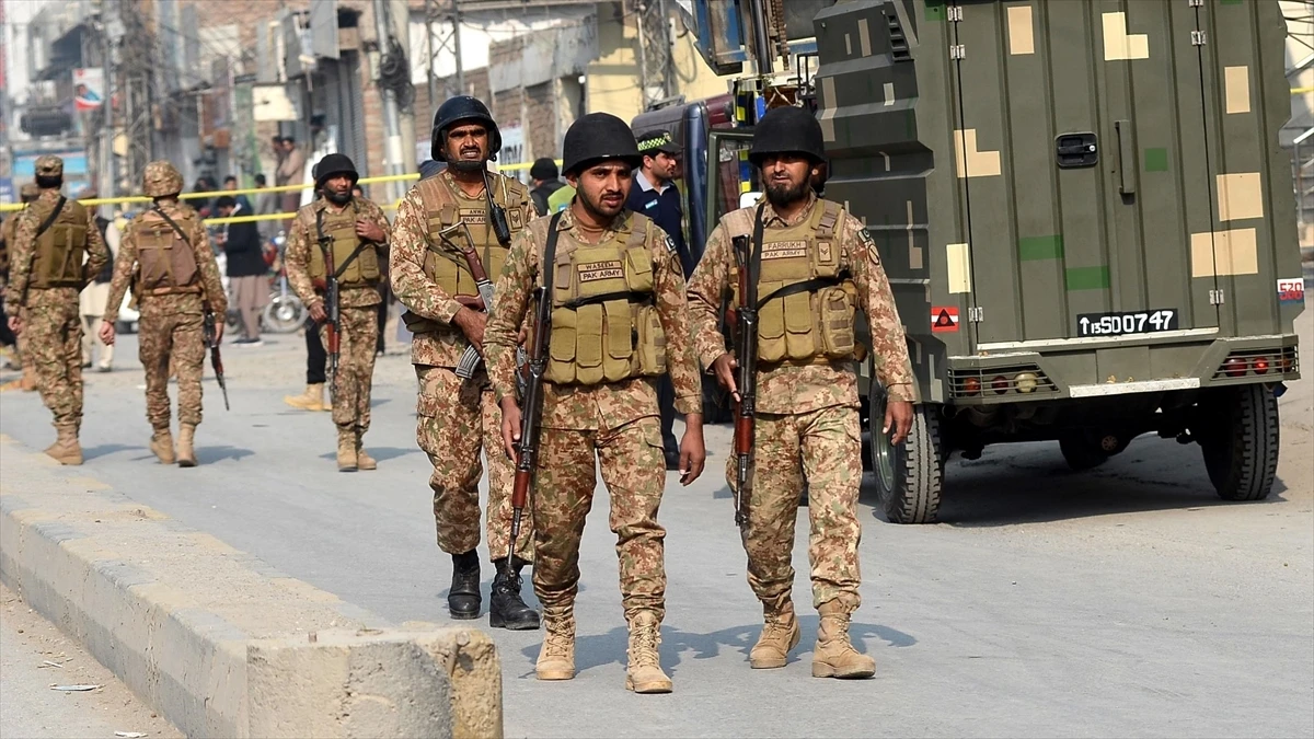 Pakistan'ın Hayber Pahtunhva eyaletinde düzenlenen bombalı saldırıda 13 asker öldü