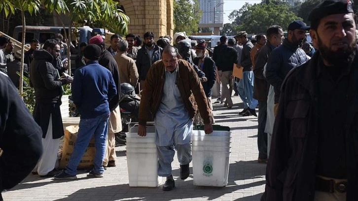 Pakistan, seçimlere zor şartlarda giriyor