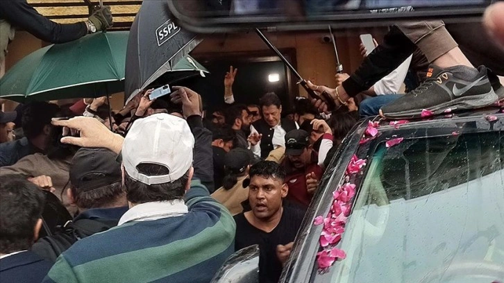 Pakistan'da eski Başbakan Han'a yargılandığı davalarda