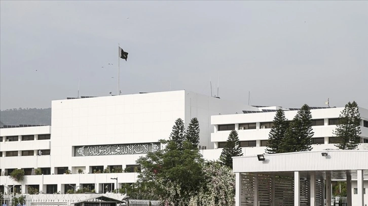 Pakistan'da geçici hükümet Başbakanı Kakar, yemin ederek göreve başladı