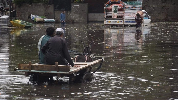 Pakistan'da muson yağmurlarının yol açtığı afet ve kazalarda ölenlerin sayısı 189'a yüksel