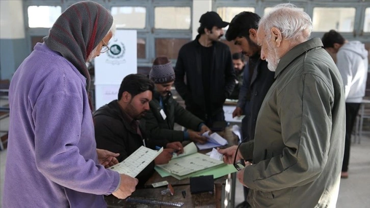 Pakistan'da oy verme işlemi başladı