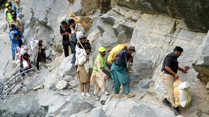 Pakistan'da selin yıktığı köprü ve yollar nedeniyle halk erzakı sırtında taşıyor