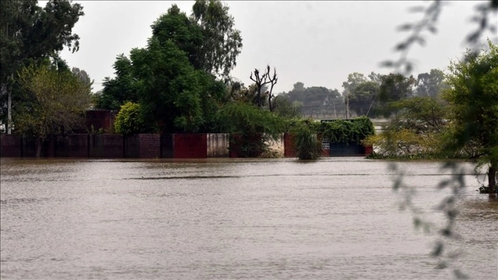 Pakistan'da şiddetli yağış ve yıldırım isabet etmesi sonucu ölenlerin sayısı 63'e çıktı