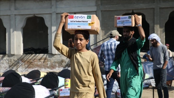 Pakistan'da Türk mezunların kurduğu dernekten selzedelere 120 ton insani yardım