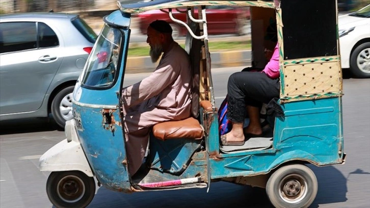 Pakistan'da ulaşımda ucuz ve ferah olan rikşalar kullanılıyor