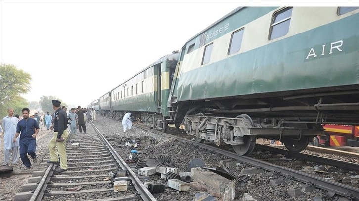 Pakistan'da yolcu treninin raydan çıkması sonucu en az 15 kişi öldü, 40 kişi yaralandı
