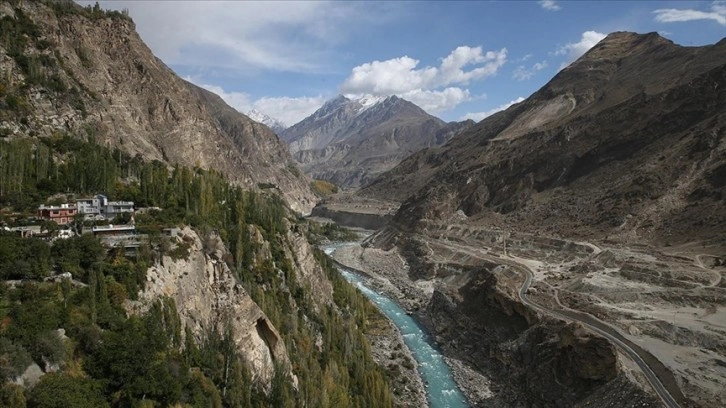 Pakistan'da yüksek dağ ve buzullarla çevrili Hunza, doğal güzellikleriyle öne çıkıyor