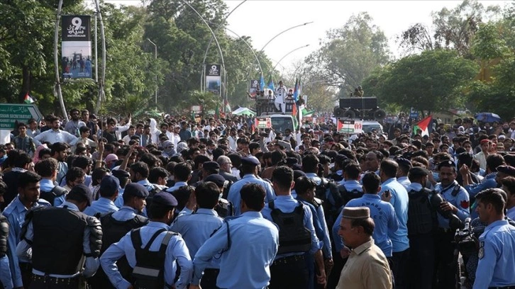 Pakistan'da yüzlerce kişi, İşgalci İsrail'e destek veren ABD'yi protesto etti