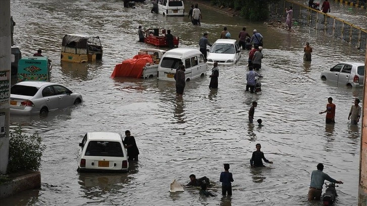 Pakistan'ın Karaçi şehrinde şiddetli yağış ve fırtına sebebiyle 5 kişi öldü