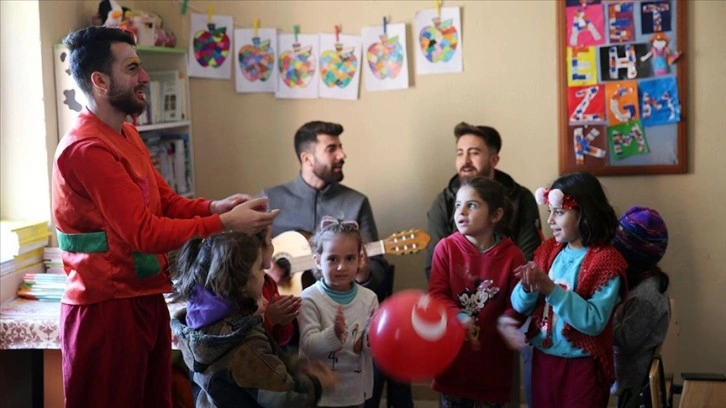 Palyaço kıyafetleriyle gittikleri köylerde öğrencileri eğlendiriyorlar