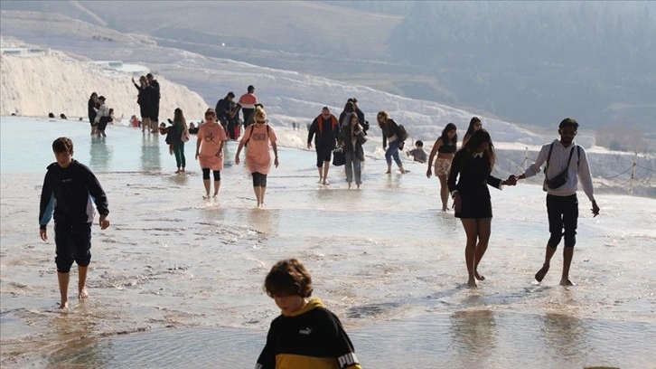 Pamukkale'de hafta sonu yoğunluğu yaşanıyor