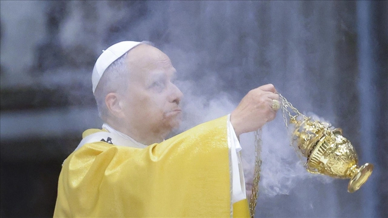 Papa 14. Leo, Vatikan'da ilk kez Noel ayini y&ouml;netti