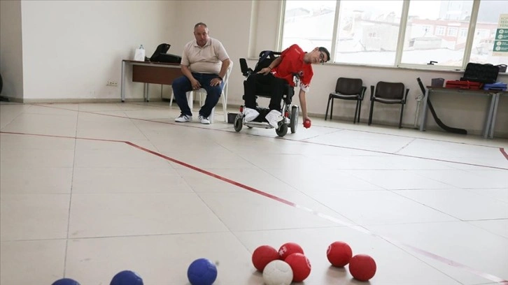 Paralimpik Boccia Milli Takım oyuncusu Ateş, babasının desteğiyle girdiği sporda engel tanımıyor