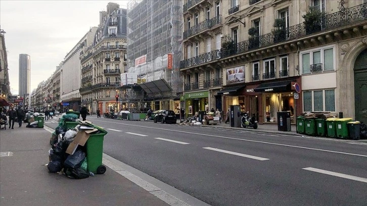 Paris sokaklarında çöp yığınları gündelik hayatın bir parçası haline geldi