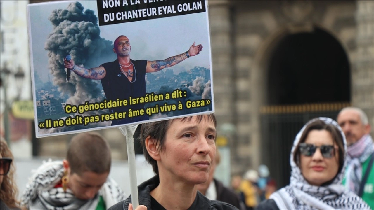 Paris'te göstericiler, İsrailli şarkıcı Golan'ın Fransa konserinin iptal edilmesini istedi