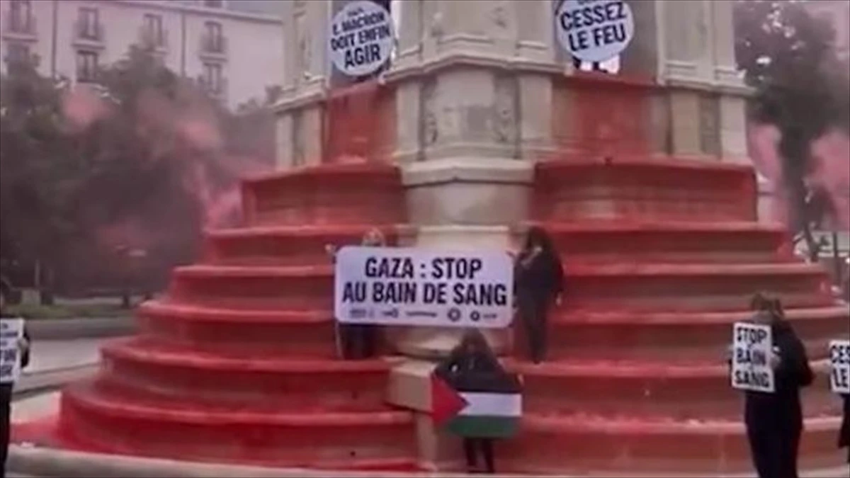 Paris'te Masumlar Çeşmesi'ne ''Gazze'de kan gölü durdurulsun'' çağrısıyla kırmızı boya döküldü
