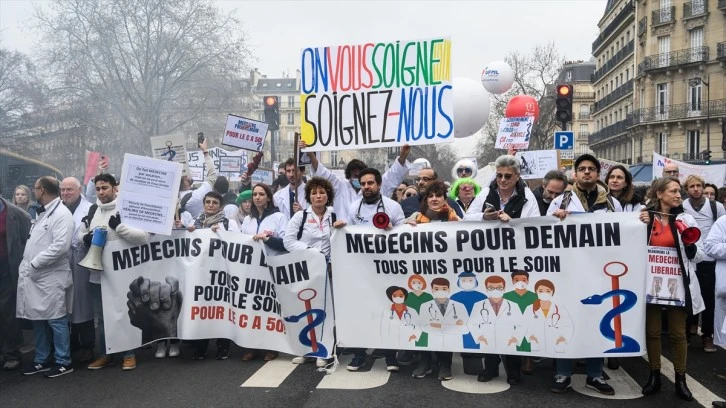 Paris'te pratisyen hekimler, çalışma şartlarının iyileştirilmesi için gösteri düzenledi