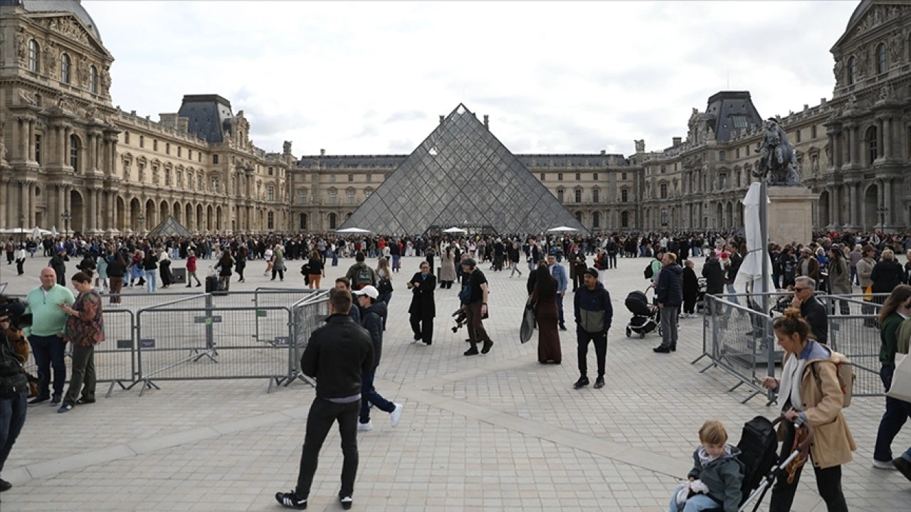 Paris'te tarihi eserlerin çalındığı Louvre Müzesi için güvenlik önlemleri artırılacak