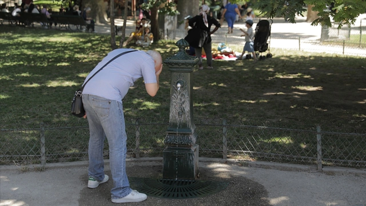 Paris'teki tarihi çeşmeler sıcak havalarda insanların serinlemesini sağlıyor