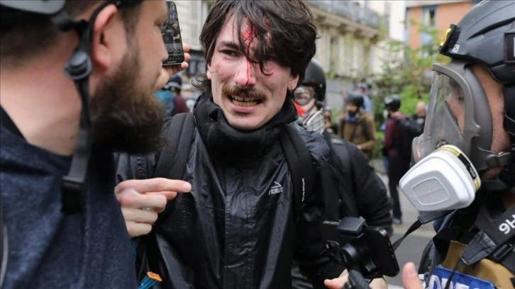 Paris'te 1 Mayıs gösterisinde polis eylemcilere copla müdahale etti