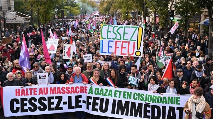 Paris'te binlerce kişi soğuk havaya rağmen Gazze'de derhal ateşkes sağlanması için yürüdü
