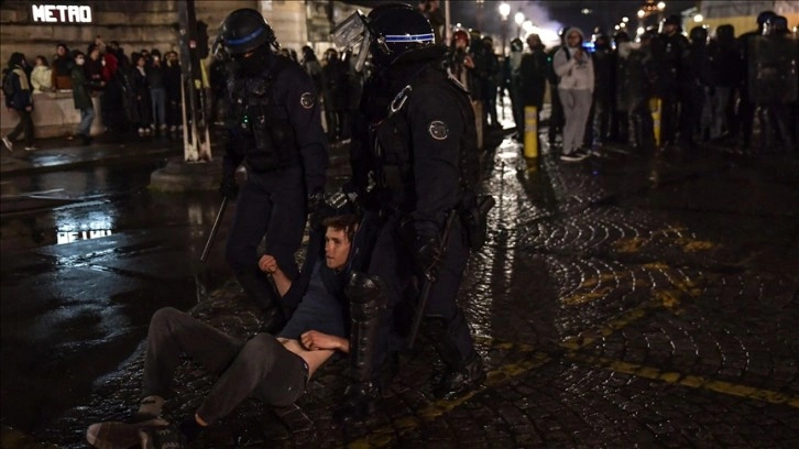 Paris'te emeklilik reformu karşıtı gösterilerde 71 kişi gözaltına alındı