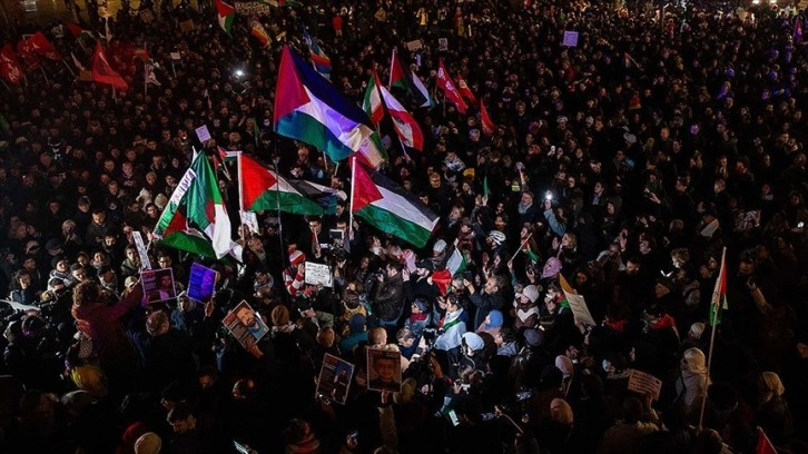 Paris'te Filistin'e destek için toplanan göstericiler ateşkes çağrısı yaptı