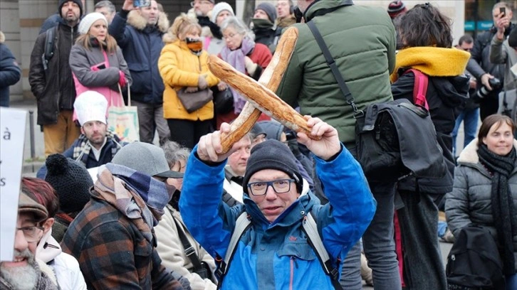 Paris'te fırıncılar yüksek enerji fiyatlarını ellerinde bagetlerle protesto etti