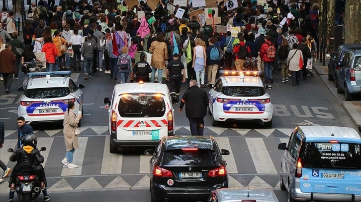 Paris'te gençler iklim için yürüdü