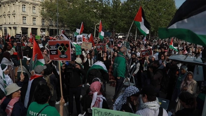 Paris'te göstericiler İsrail'in Refah'a yönelik kara saldırısını protesto etti