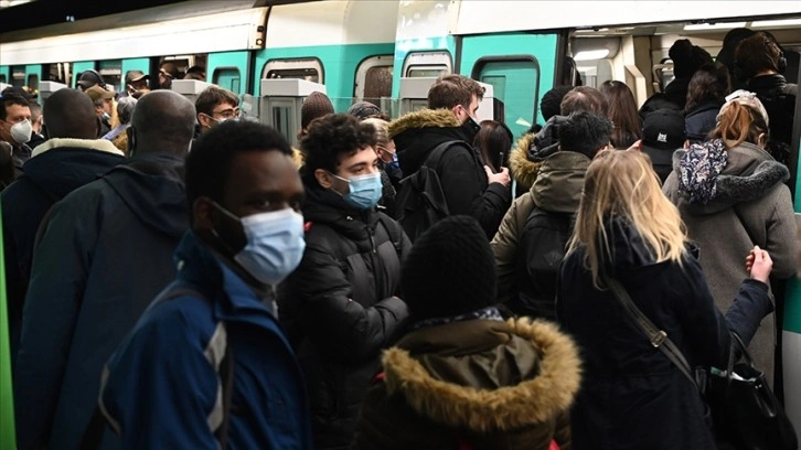 Paris'te grevler nedeniyle perşembe toplu taşımada 'kara gün' olabilir