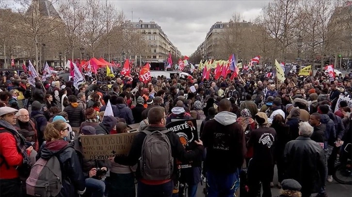 Paris'te hükümetin göç yasa tasarısına karşı çıkanlar gösteri yaptı