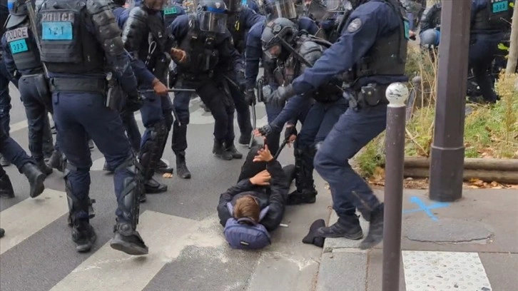 Paris'te maaş artışı talebiyle yürüyen protestoculara polisten sert müdahale